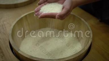 慢动作特写，俯视两只手握着收获的健康水稻。